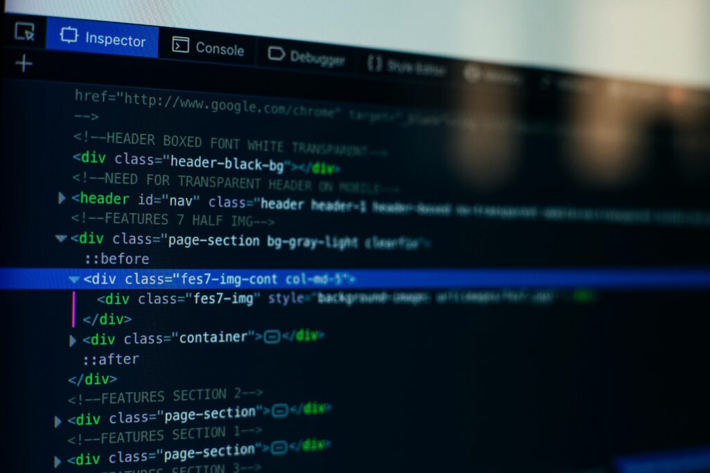 ordenador con codigo programando una web